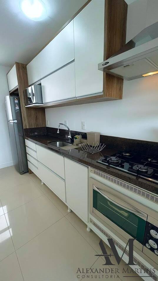 Apartamento à venda com 2 quartos, 75m² - Foto 2