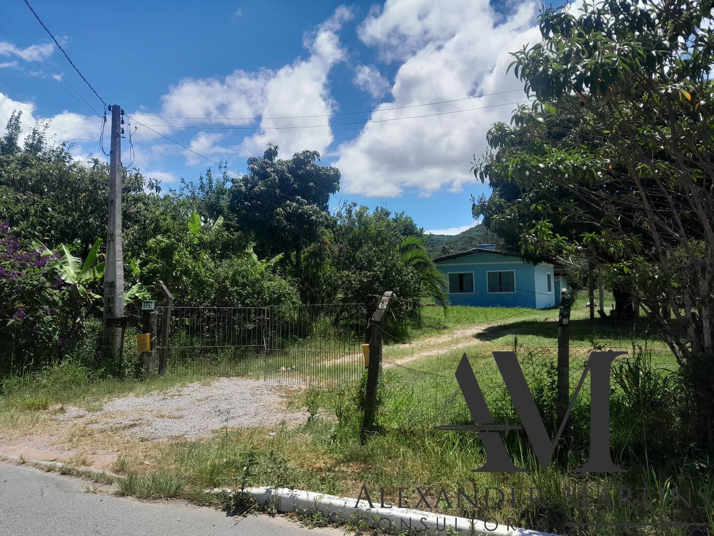 Casa à venda com 3 quartos, 100m² - Foto 1
